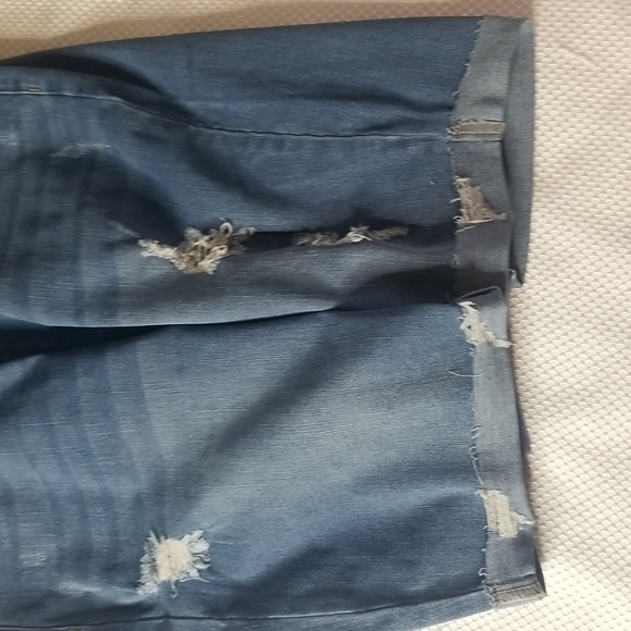 SHEIN CURVE JEAN SHORTS SIZE 3X IN BLUE FRAYED FRONT AND HEM - Picture 8 of 8